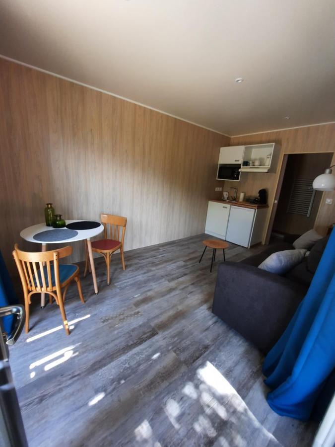 Le Lodge Des Chenes Brousses-et-Villaret Екстериор снимка