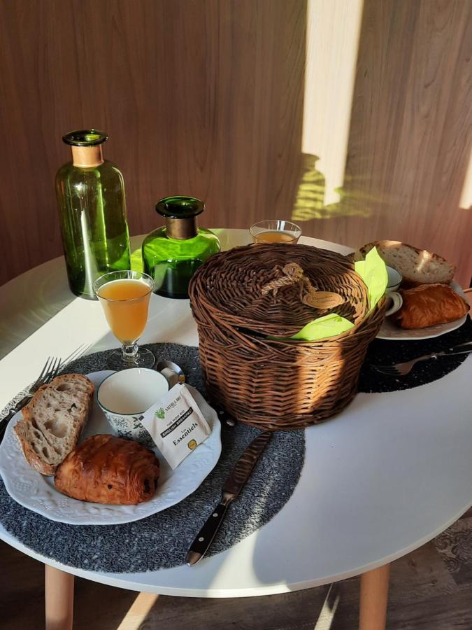 Le Lodge Des Chenes Brousses-et-Villaret Екстериор снимка