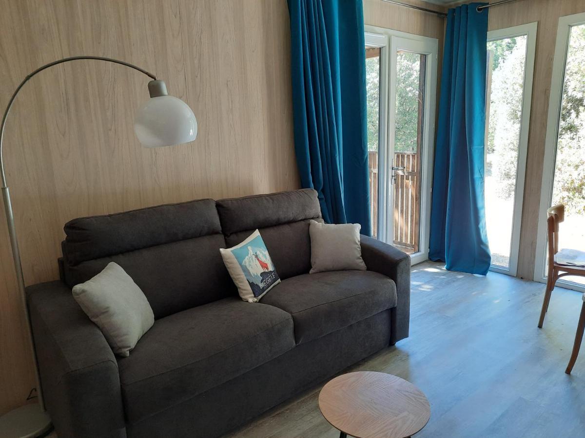 Le Lodge Des Chenes Brousses-et-Villaret Екстериор снимка